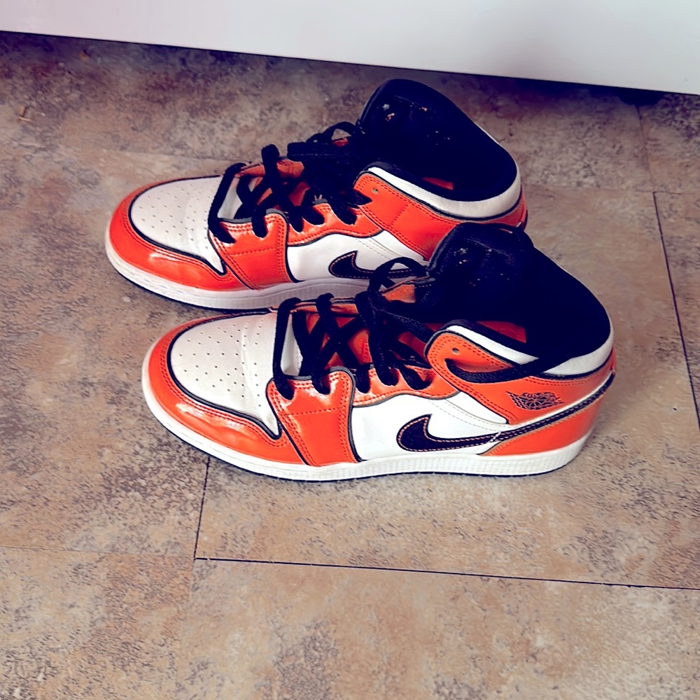 I’m selling high top Nike dunks US 7 like new and orange, white and black.